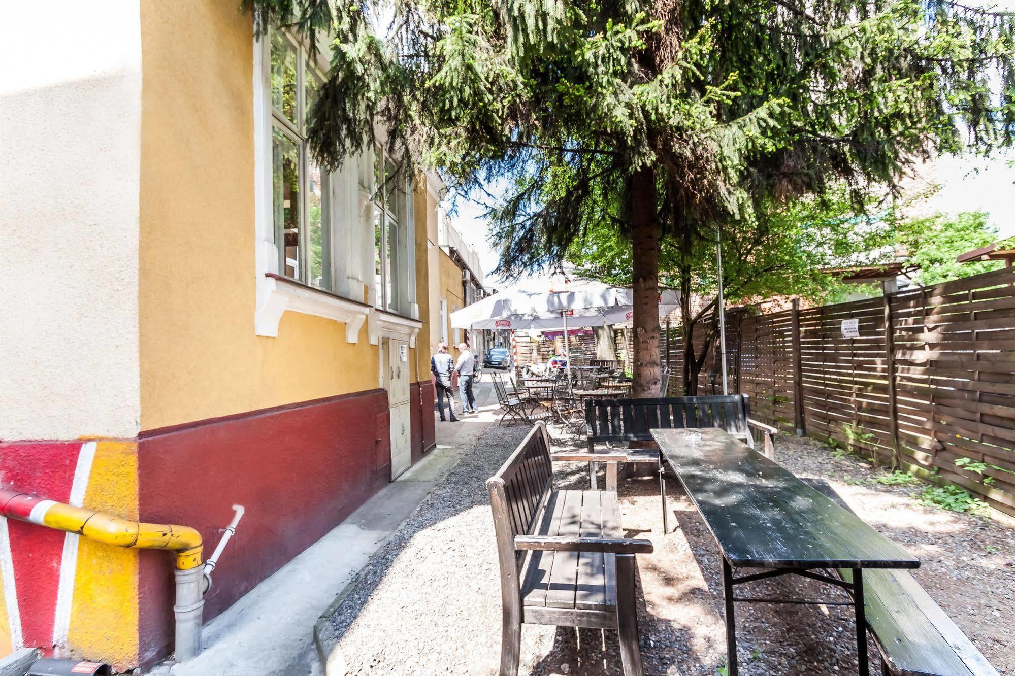 Good Bye Lenin Pub & Garden Hostel Krakow Luaran gambar