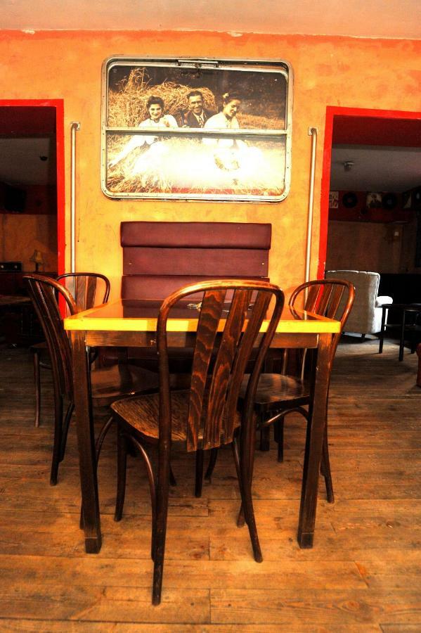 Good Bye Lenin Pub & Garden Hostel Krakow Luaran gambar